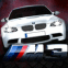 BMW M3 au phares brillants sur ciel toil