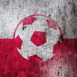 Pologne : Ballon de foot sur mur grunge