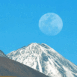 Chili: lune sur la montagne enneige