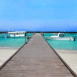 Bateaux amars sur un quai allant vers l'horizon (Maldives)