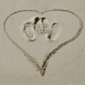 Pas d'un couple dans un coeur sur le sable